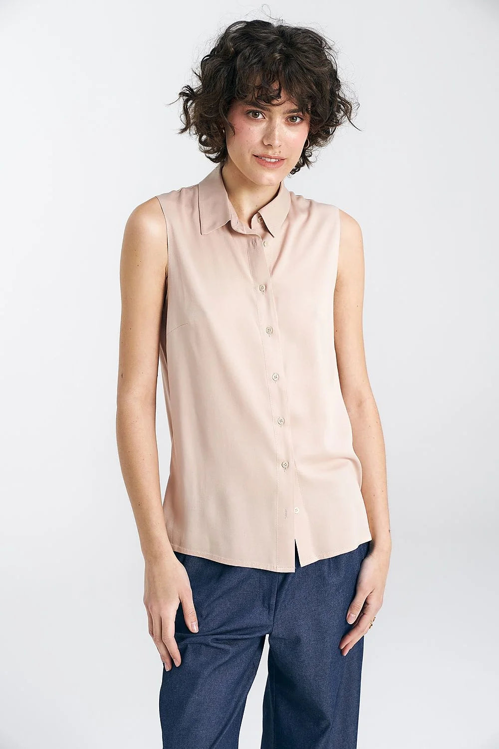 Chemise pour femme sans manches style classique couleur beige rosé matière douce coupe ajustée occasion bureau et quotidienne