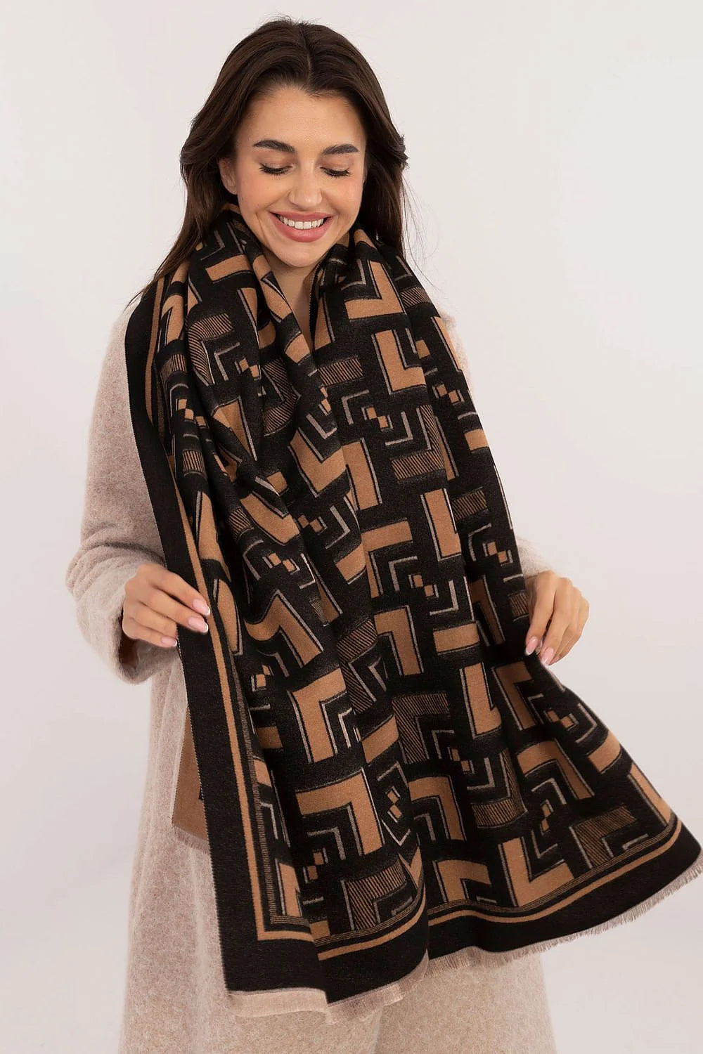 Écharpe élégante longue en viscose et laine, motifs géométriques, fuschia et camel, shawl polyvalent pour femmes, accessoire mode intemporel