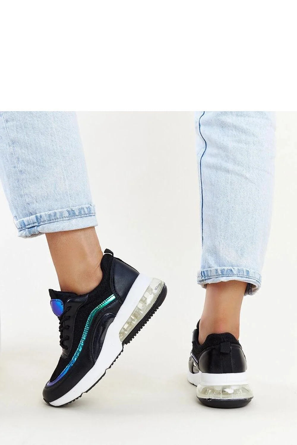 Sneakers modernes audacieuses pour femme, design sportif, détails irisés bleu turquoise, cuir synthétique mesh, confort, semelle épaisse, usage quotidien