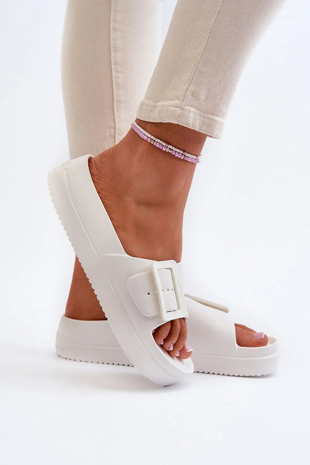 Sandales femmes design moderne épuré confort plateforme 4 cm mousse synthétique blanches occasions estivales ajustables style claquettes