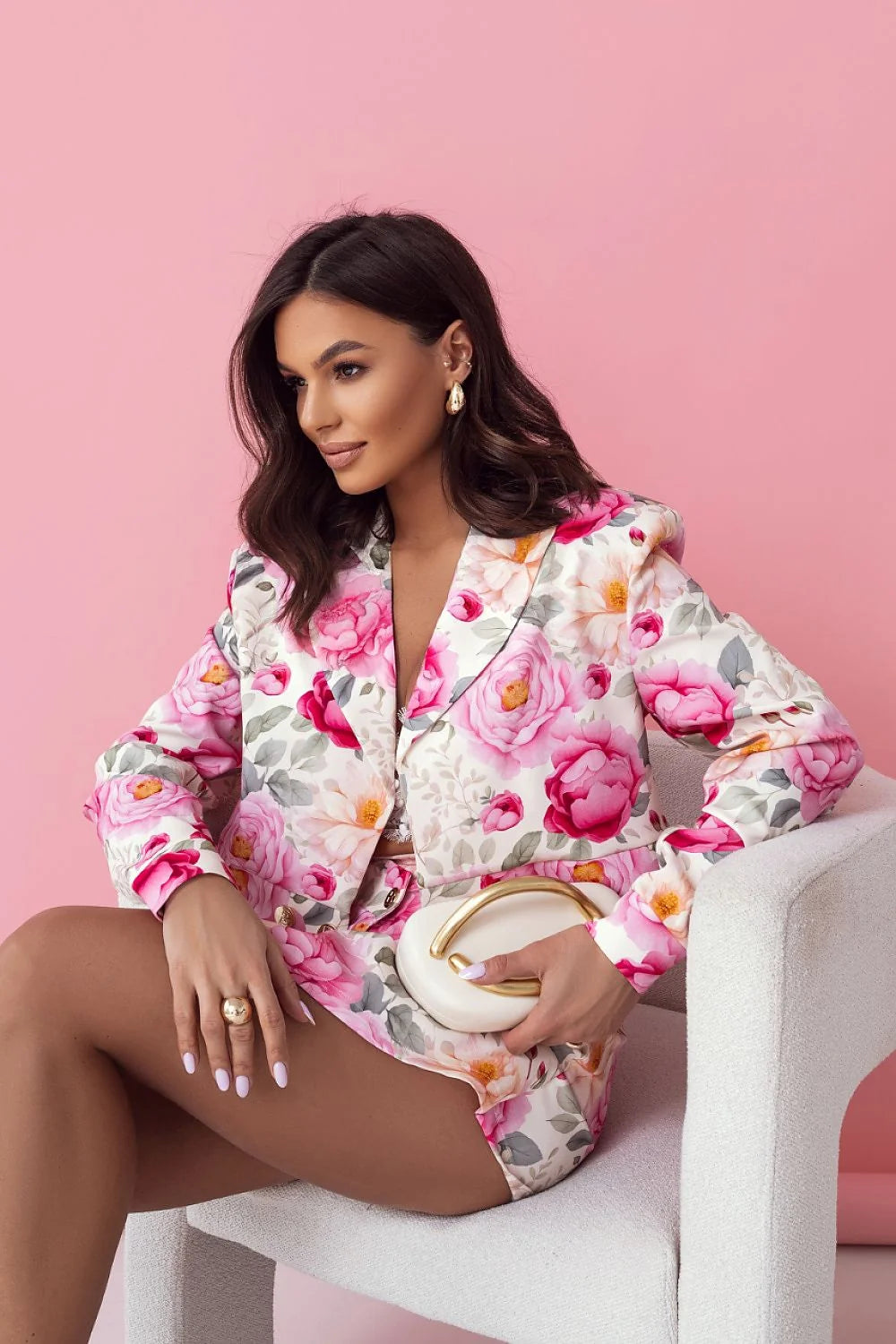 Veste et jupe assortie en tissu satiné floral rose fuchsia, coupe ajustée, épaules marquées, occasion élégante pour femme