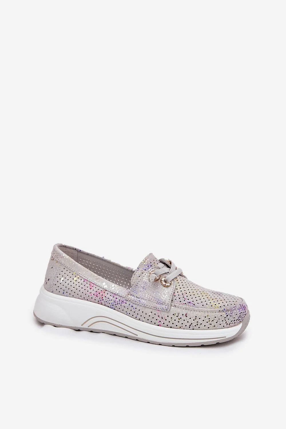 Chaussures basses pour femmes en tissu perforé couleur grise effet multicolore sportswear moderne confortable et élégante