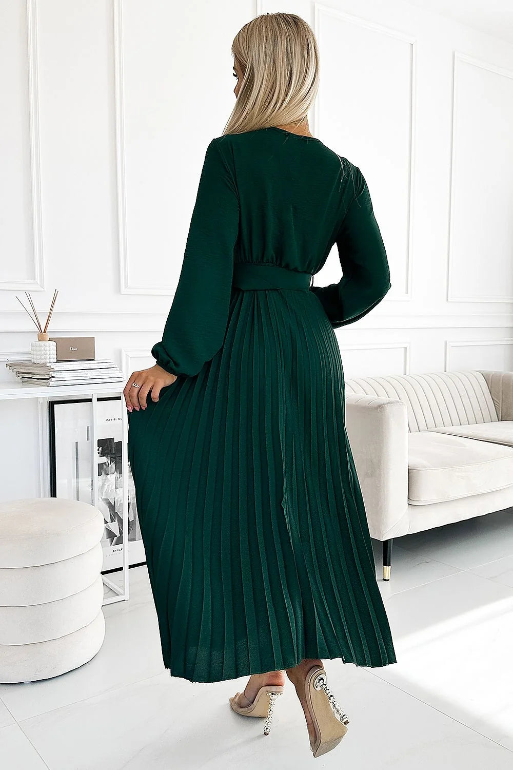 Robe cocktail Numoco longue plissée vert émeraude décolleté V profond manches bouffantes resserrées poignets taille cintrée ceinture boucle ronde polyester