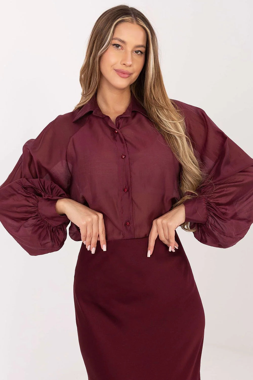 chemise femme bordeaux voile chiffon semitransparent col classique manches bouffantes poignets froncés boutons assortis coupe courte boxy élégante