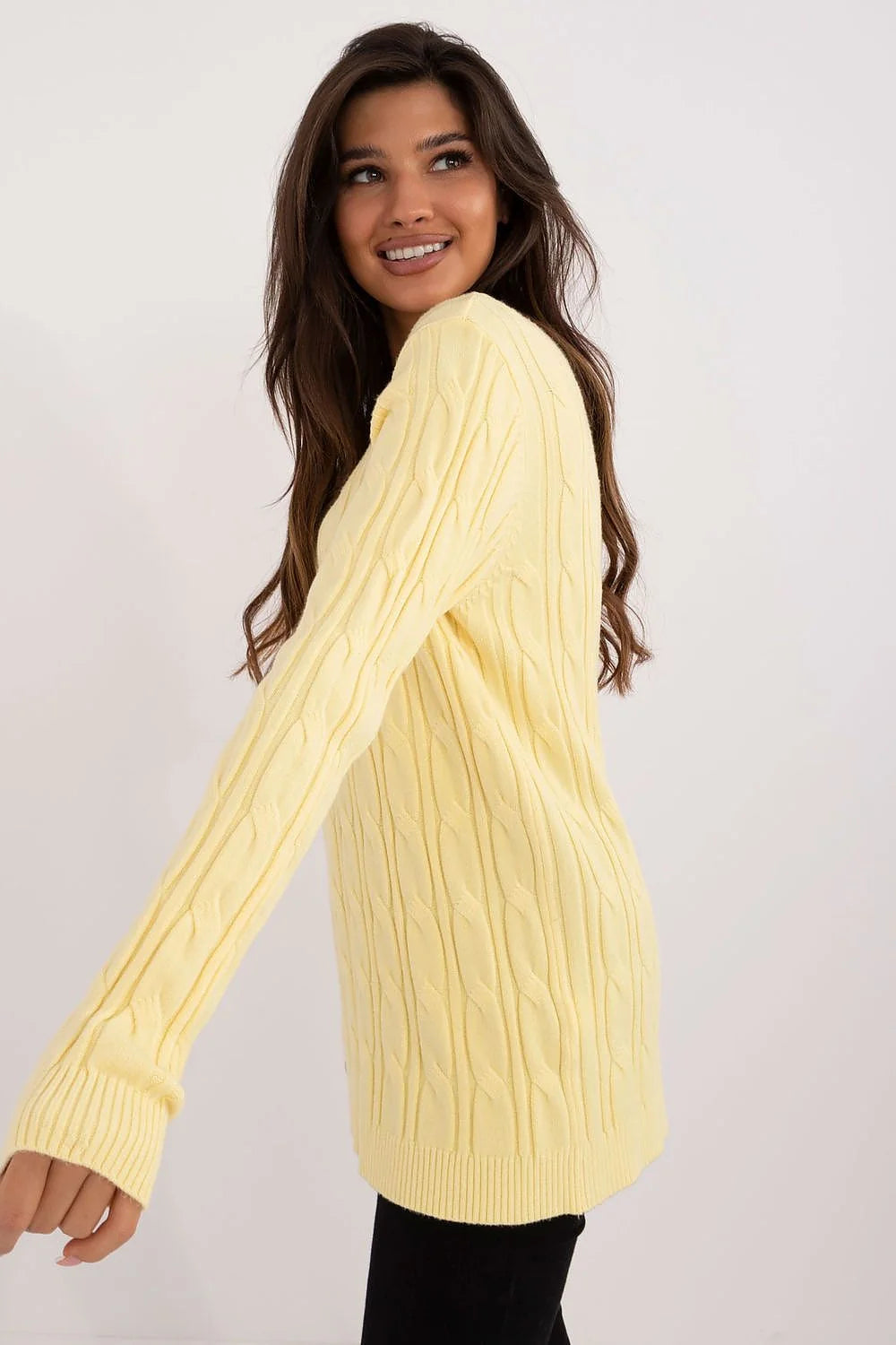 pull femme jaune pastel torsadé maille douce ajusté manches longues col rond bords côtelés poignets ourlet silhouette élancée
