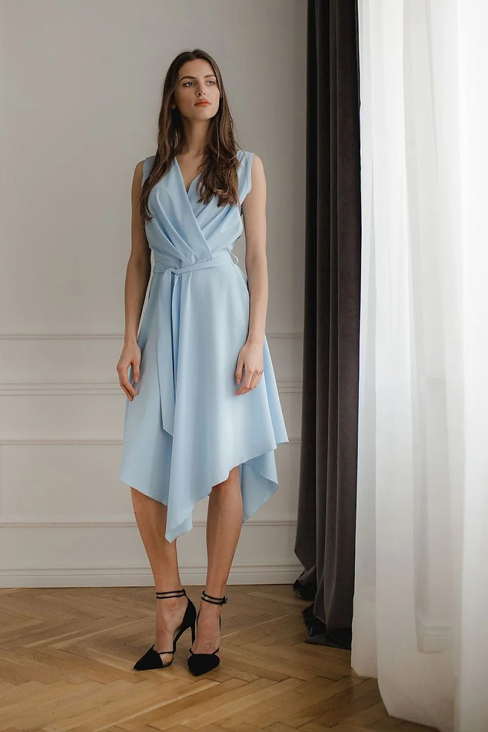 Robe cocktail noire polyester élégante décolleté en V sans manches ceinture pour soirées chics femmes