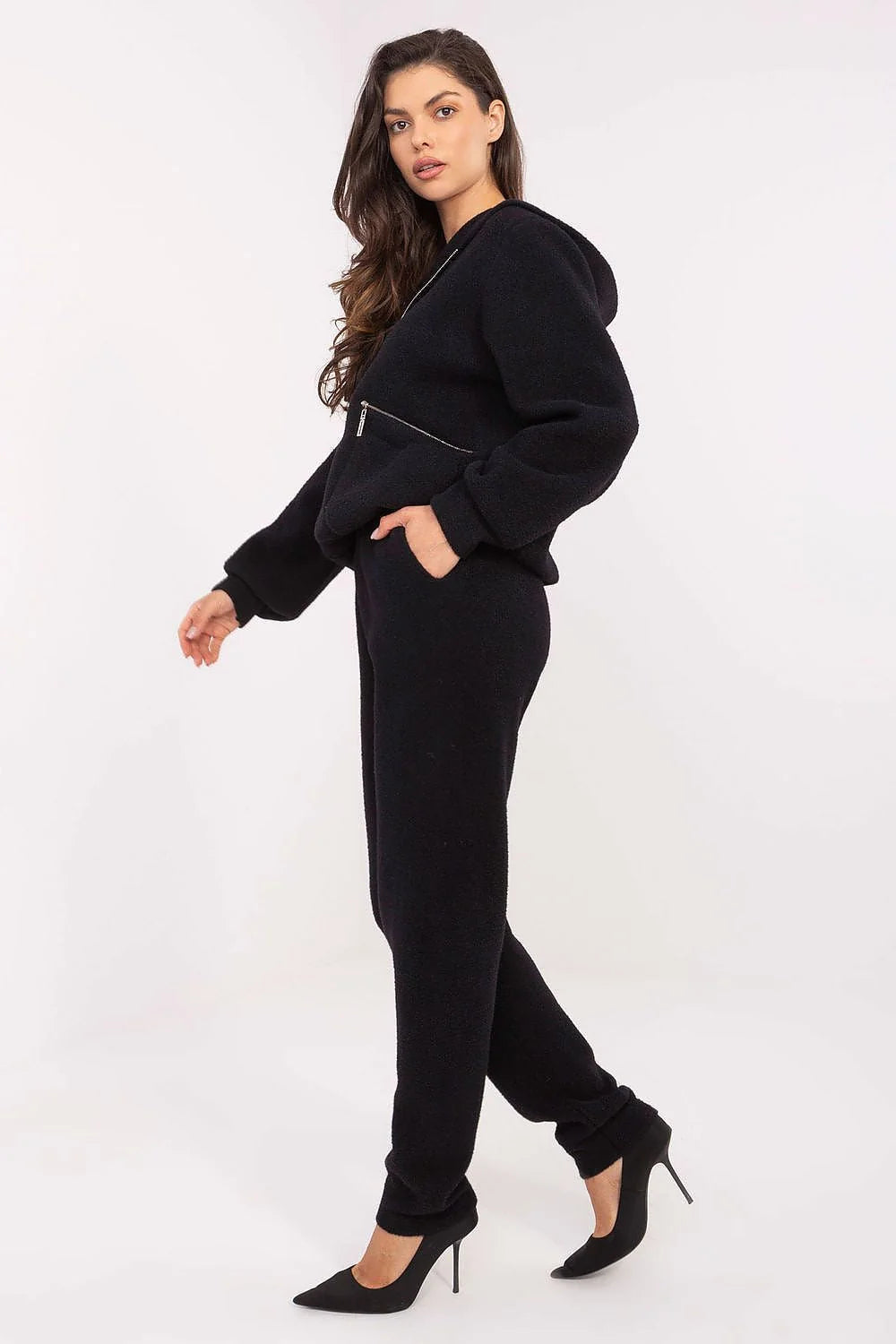 ensemble femme noir sweat capuche zippé maille bouclée poches zippées pantalon taille haute ceinture nouée fuselé manches ballon angora viscose