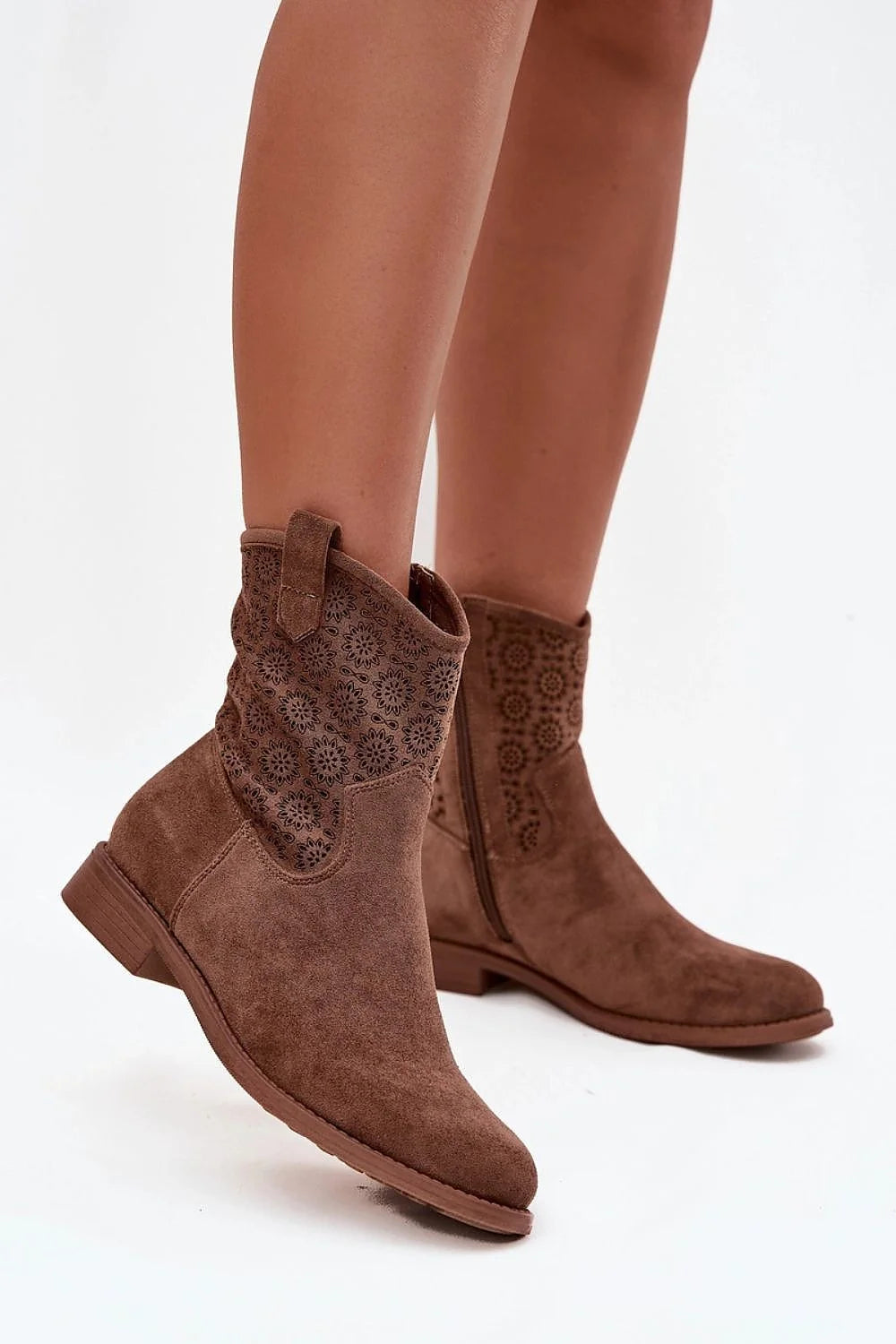 bottines femme suédine cognac bohème western perforées motif floral bout rond talon bas bloc fermeture éclair latérale confort quotidien