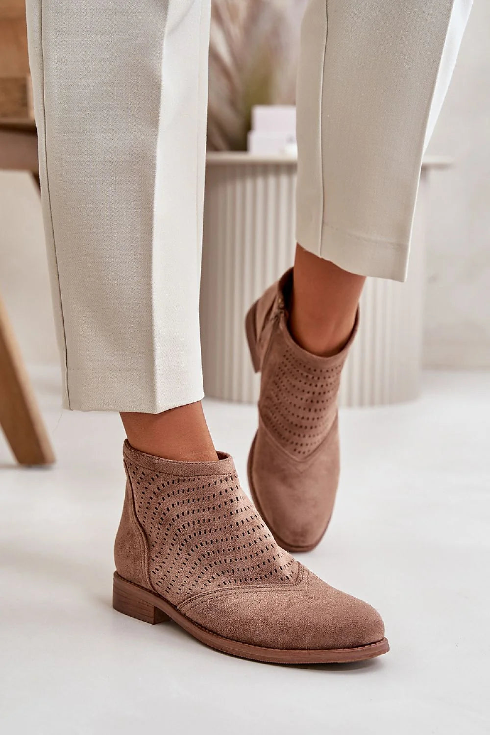 Bottines pour femmes élégance et confort cuir suédé perforé talon carré beige taupe S.Barski