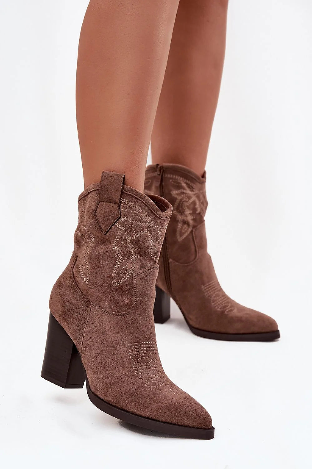 bottes cowboy femme suédine écologique talon bloc 9cm bout pointu tige 16cm broderies assorties boucle patte zippée latérale semelle contrastée