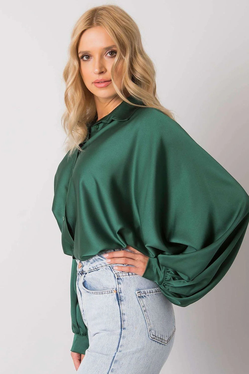 chemise satinée vert émeraude ample oversize manches bouffantes poignets larges col boutonné boutonnage boutons assortis tombé fluide soyeux chic polyvalent