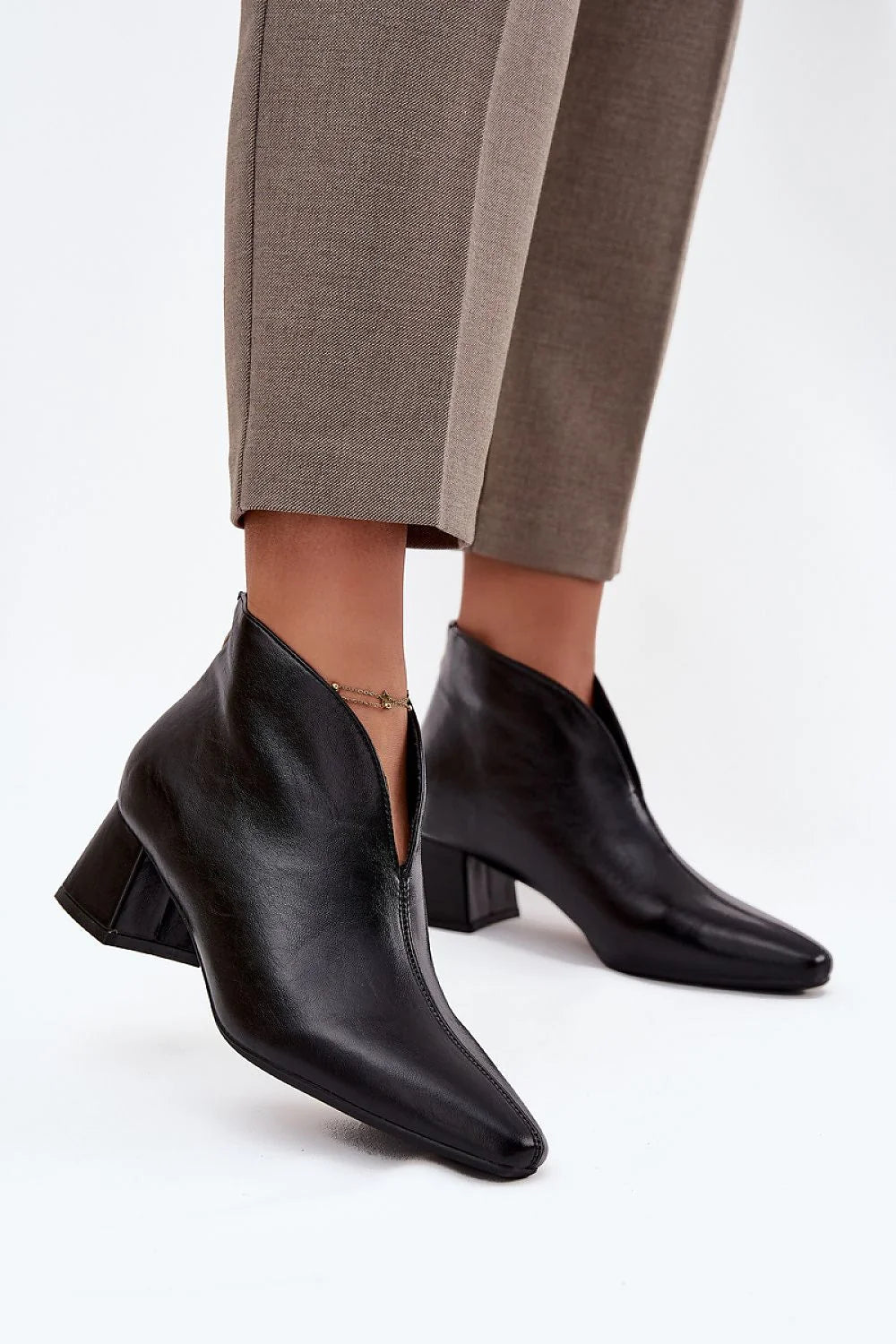 bottines femmes cuir écologique noir bout amande découpe V empeigne talon colonne moyen stable confort fermeture arrière
