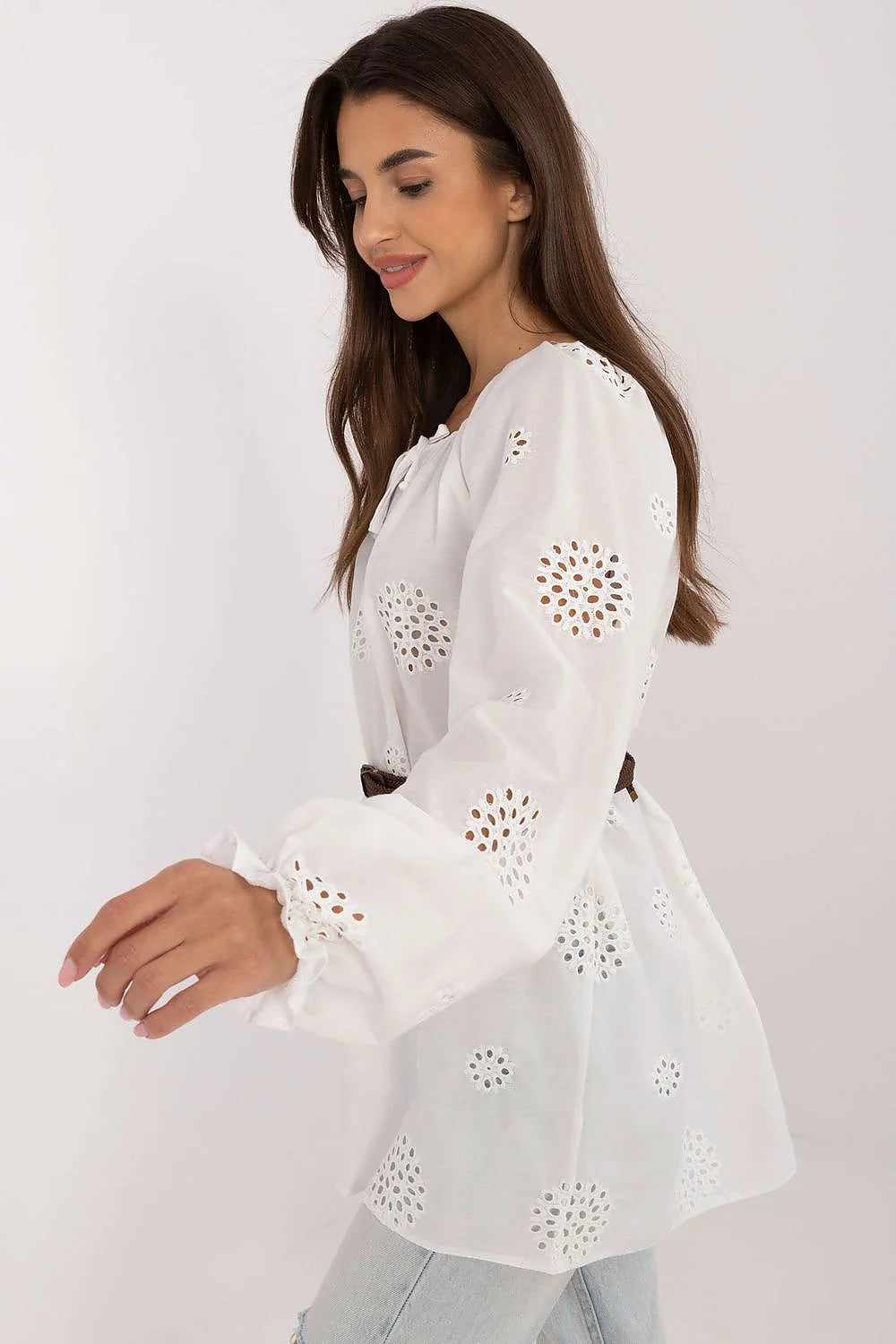 blouse boho chic femme coton léger blanc broderie florale ajourée manches longues bouffantes encolure cordons poignets coupe ample ceinture tressée