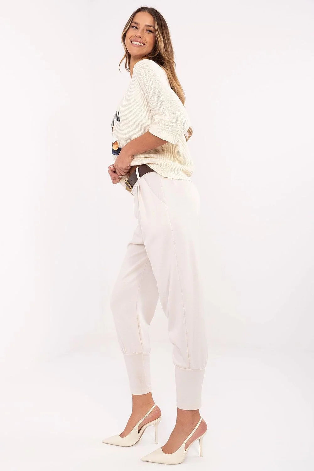 Tenue survêtement femme haut imprimé ours California pantalon carrot taille haute escarpins blanc crème