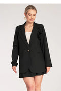 blazer femme noir élégant classique semi ajusté épaules structurées col tailleur fermeture bouton métallique poche passepoilée fleur tissu