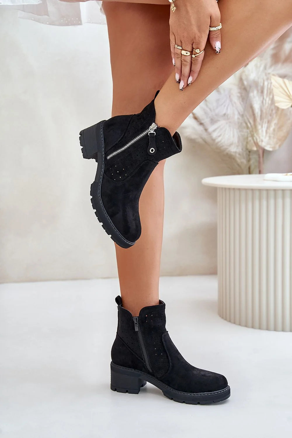 Bottines en cuir suédé noir talon carré 4cm fermeture zip métallique argenté perforations décoratives polyvalentes pour femmes