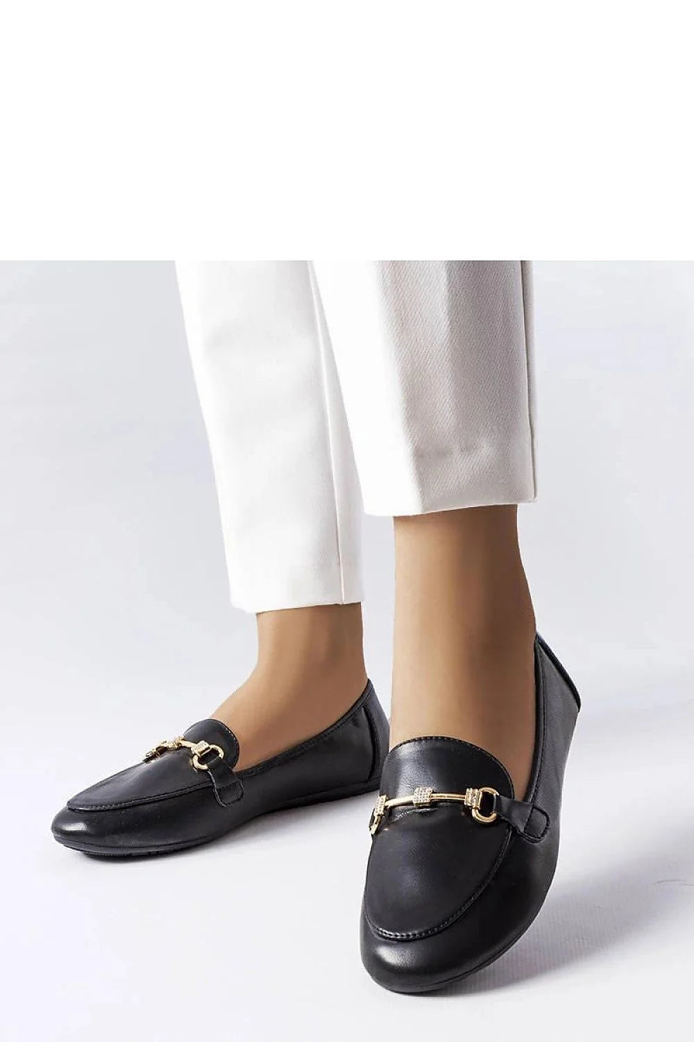 Mocassins pour femmes élégants et intemporels en cuir noir avec détails dorés bout arrondi confortable