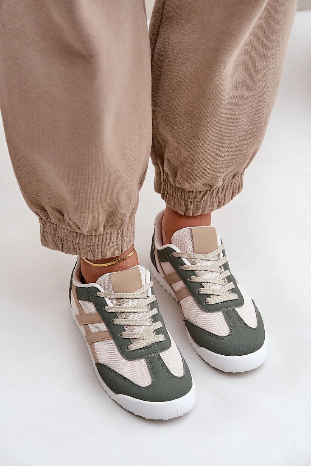 Baskets basses pour femmes style moderne couleur beige vert olive maille cuir écologique confort tous les jours mode détendu