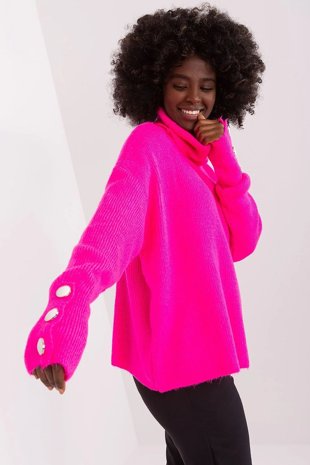 Pullover femme col roulé Badu rose vif matière douce coupe ample manches longues boutons décoratifs
