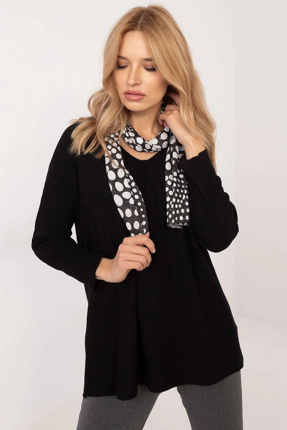 Ensemble féminin Chandail Italy Moda pull-over écharpe motif pois noir blanc style moderne décontracté occasion quotidienne