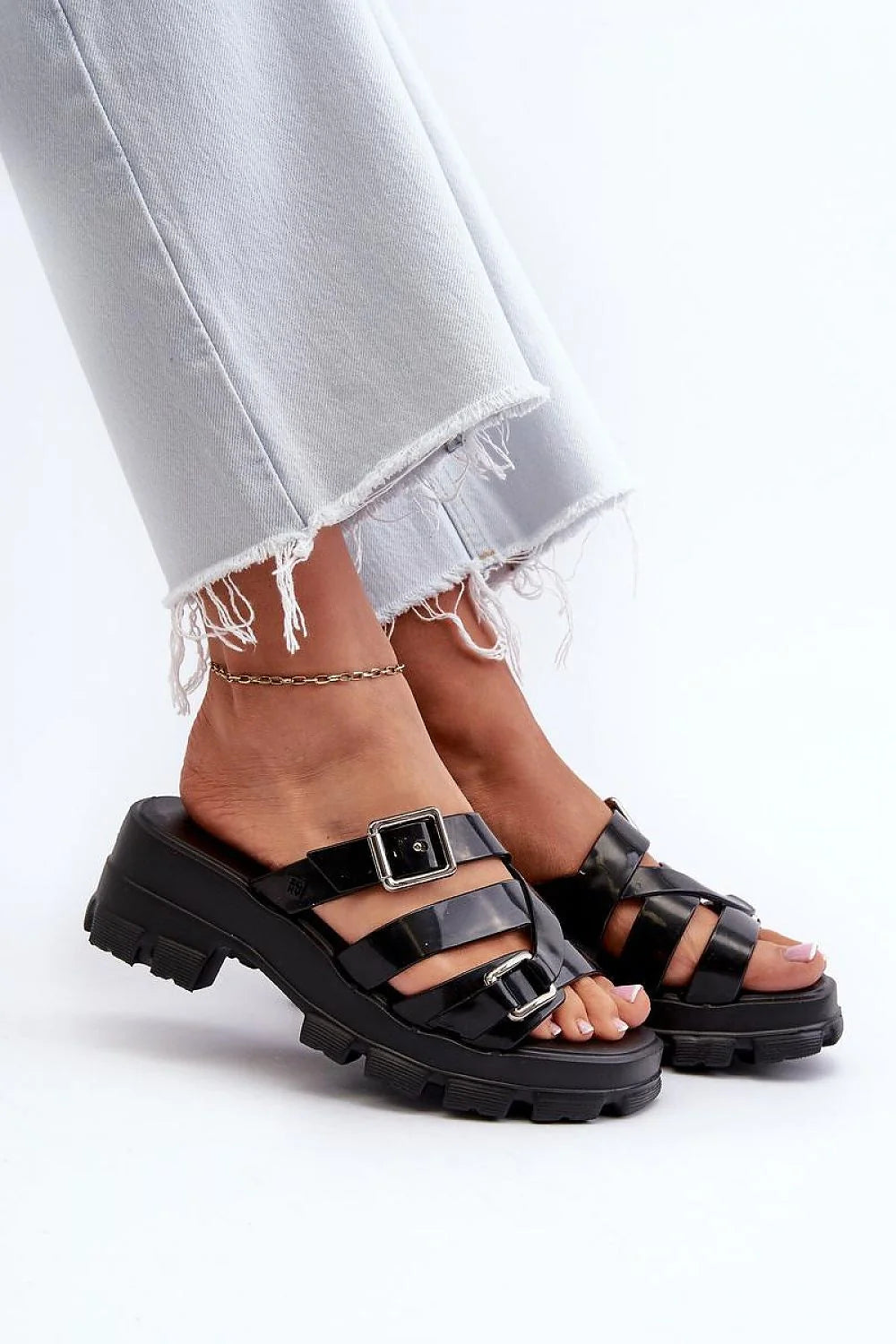 sandales urbaines modernes plateforme chunky noires bout ouvert semelle crantée brides larges verni boucles réglables talon6cm plateforme35mm confortable vegan recyclables