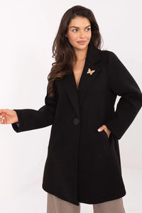 manteau femme mi cuisse noir coupe droite tissu texturé col tailleur revers bouton poches invisibles manches longues broche papillon dorée
