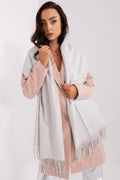 ensemble mode féminine hiver manteau droit boutonné rose pastel écharpe oversized gris perle franges laine mélangée