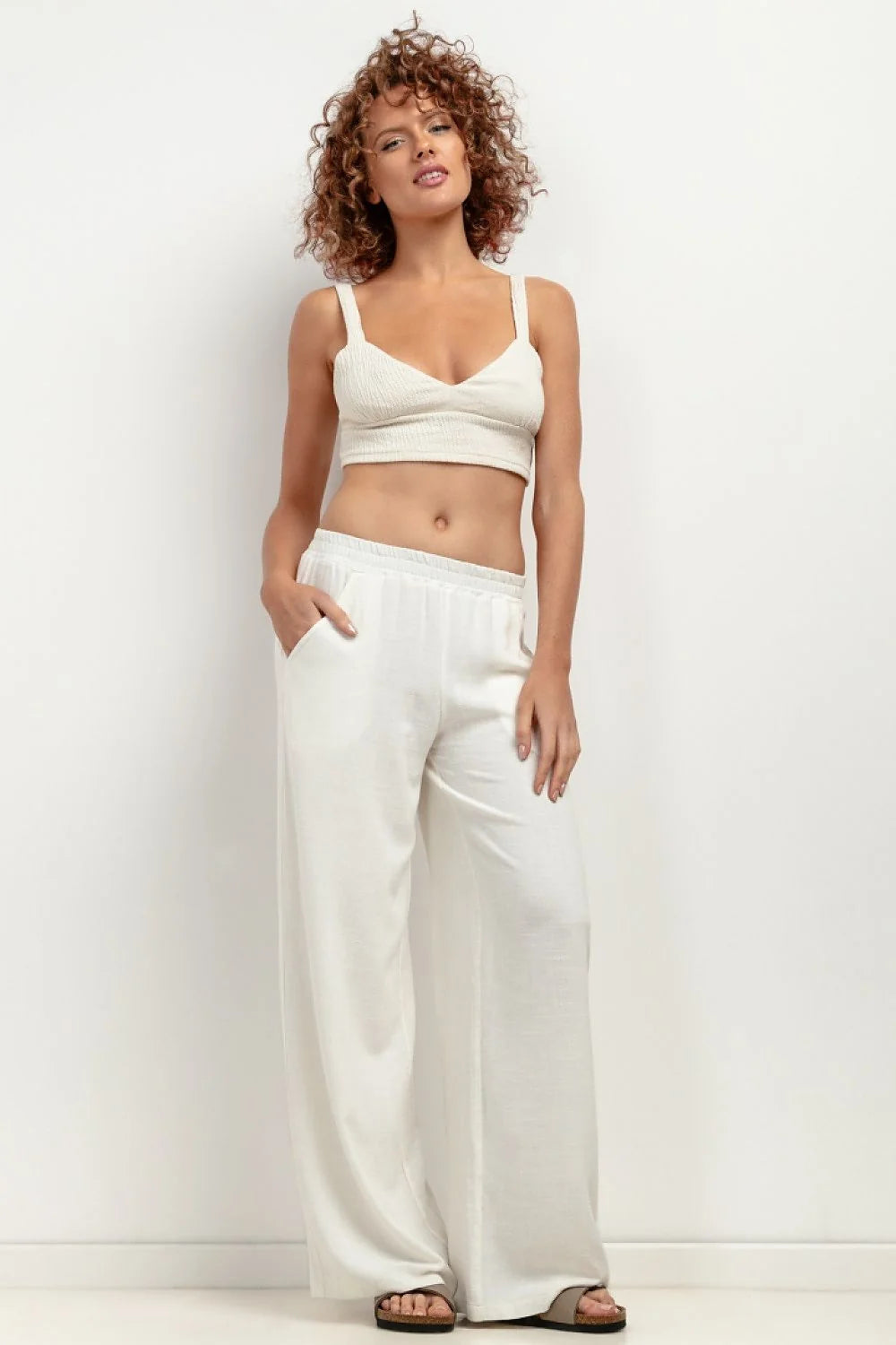 Ensemble Femme Haut Court Pantalon Large Lin Élégance Épurée Confort Été Tenue Décontractée Occasions Polyvalentes Style Moderne Couleur Blanc Finitions Soignées Matériaux Naturels Occasions Estivales Vêtement Tendance