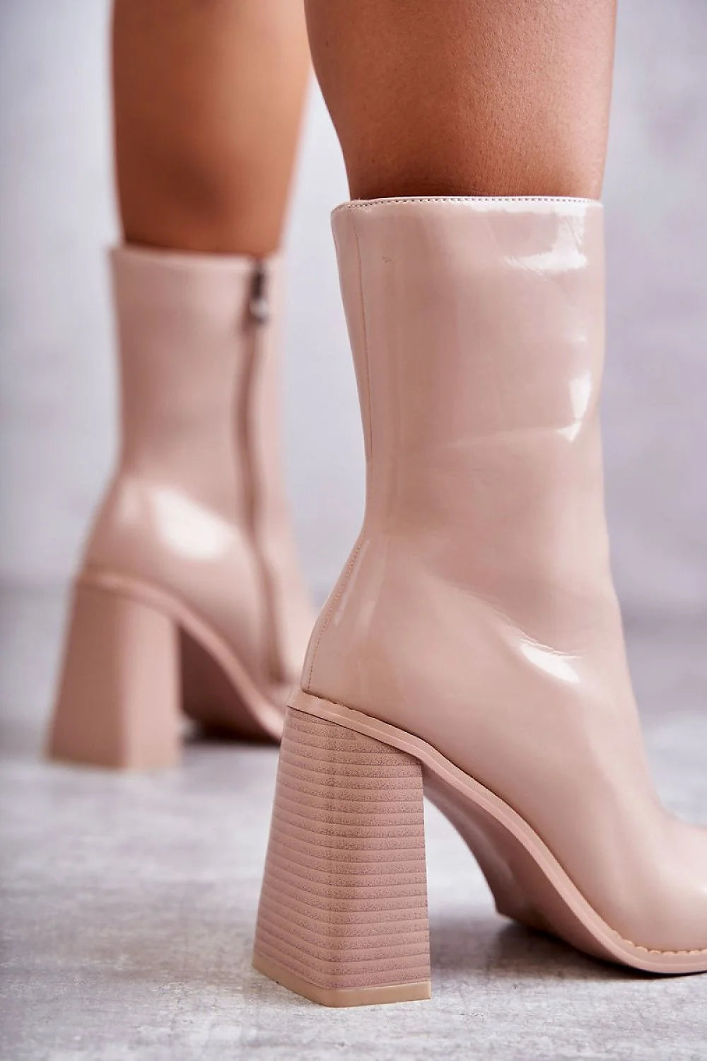 Bottes à talons Step in style cuir écologique laqué beige rosé talon bloc 8-10 cm design moderne élégant femmes mi-mollet fermeture éclair