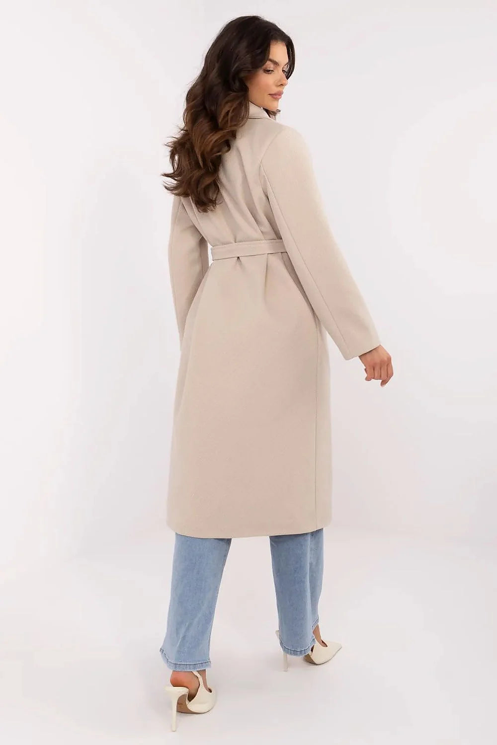 manteau long ajusté col revers large ceinture assortie beige laine chaud confortable élégant intemporel boutons noirs poches discrètes urbain chic