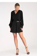 robe noire élégante courte col V manches longues poignets resserrés ceinture cuir marron boucle métallique coupe ajustée jupe évasée
