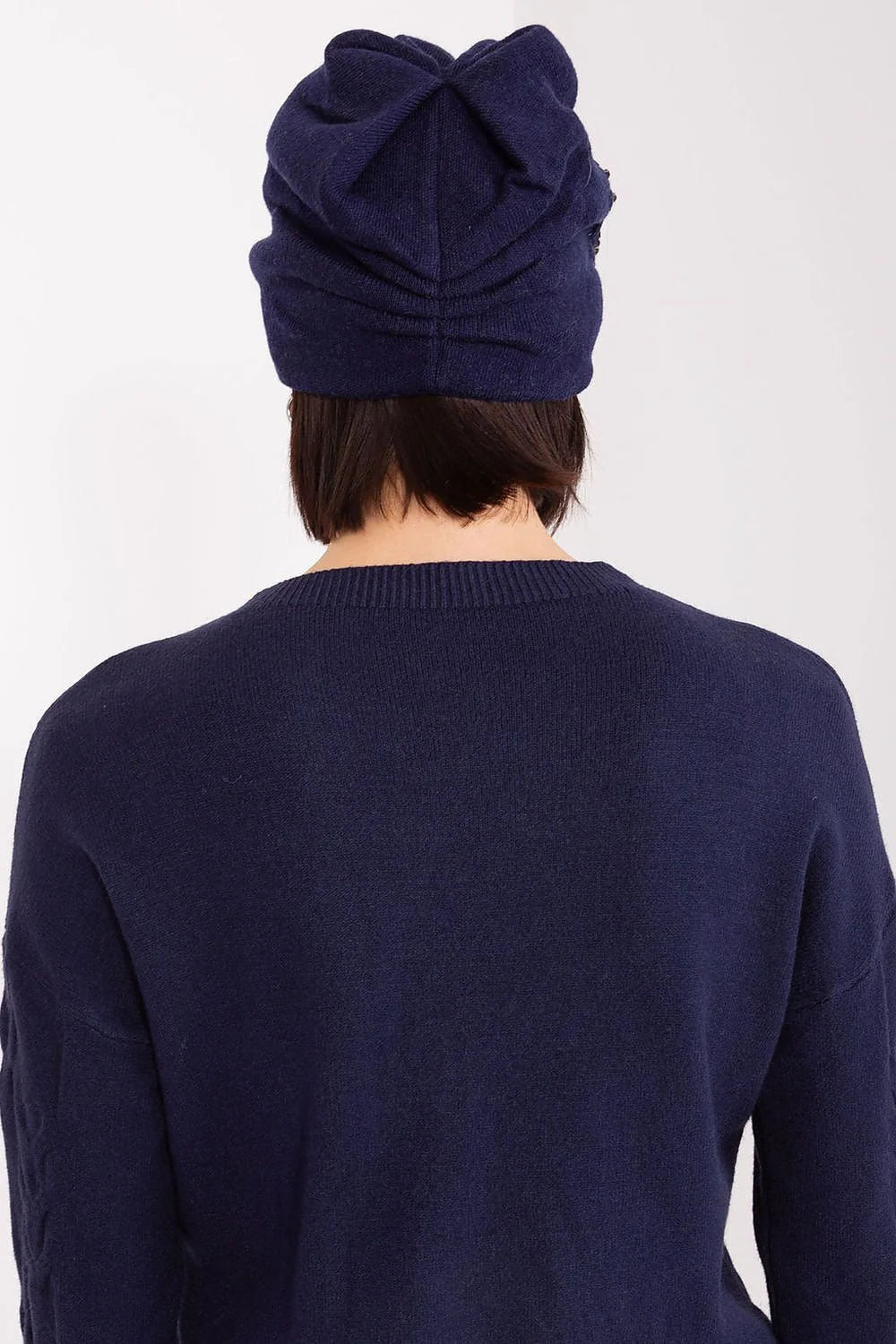 Bonnet d'hiver en tricot lisse pour femme, acrylique coton cachemire, application décorative, style élégant et cosy, bleu marine profond, détails en perles noires, look casual-chic