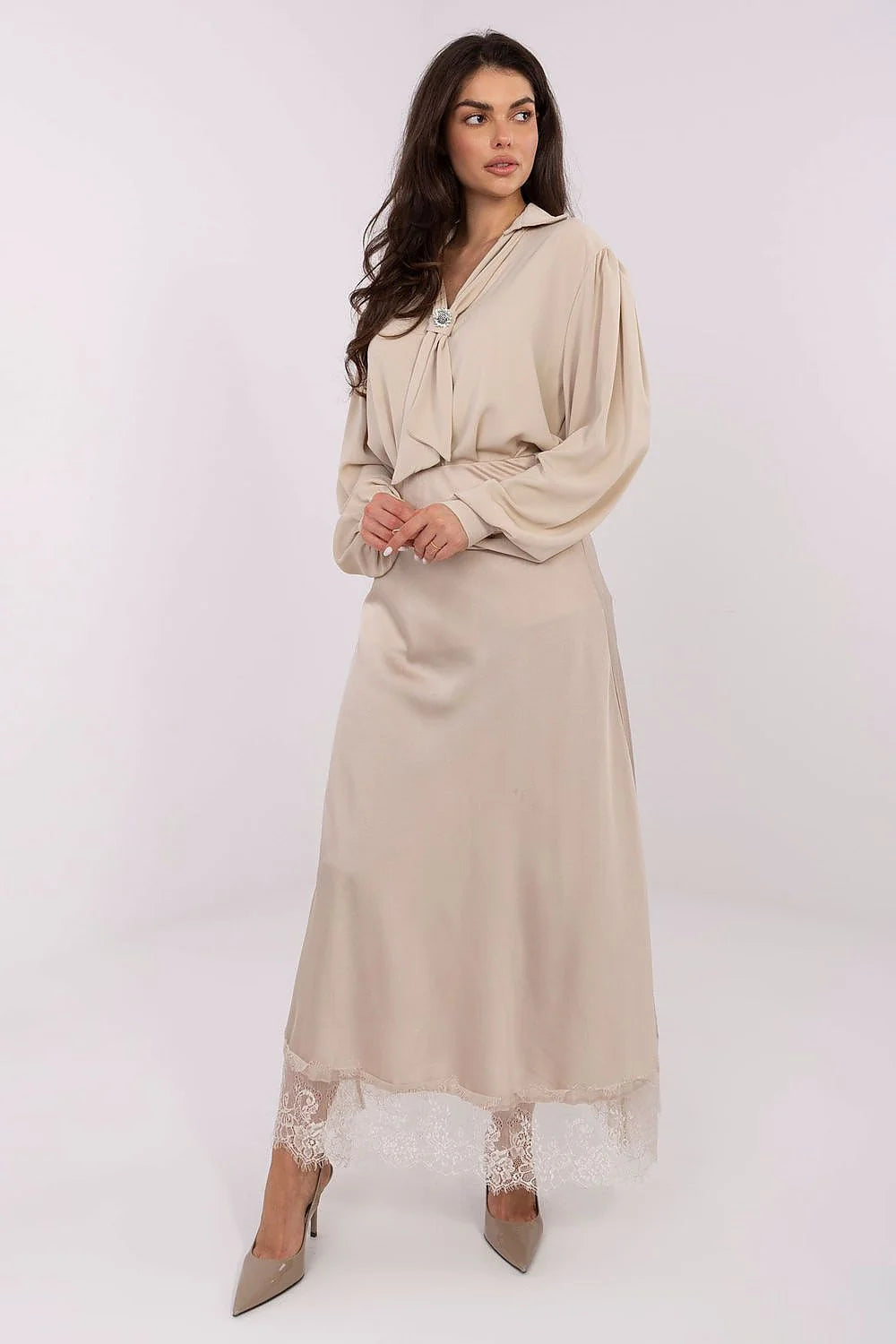 chemise élégante minimaliste féminine motif lisse polyester léger silhouette ajustée coupe prolongée mancheslongues décolleté coeur noeud brocheamovible manchesbouffantes