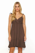 Robe de jour Makadamia sans manches maille légère encolure V croisée bretelles nouées taille élastiquée couleur brun chocolat femme été