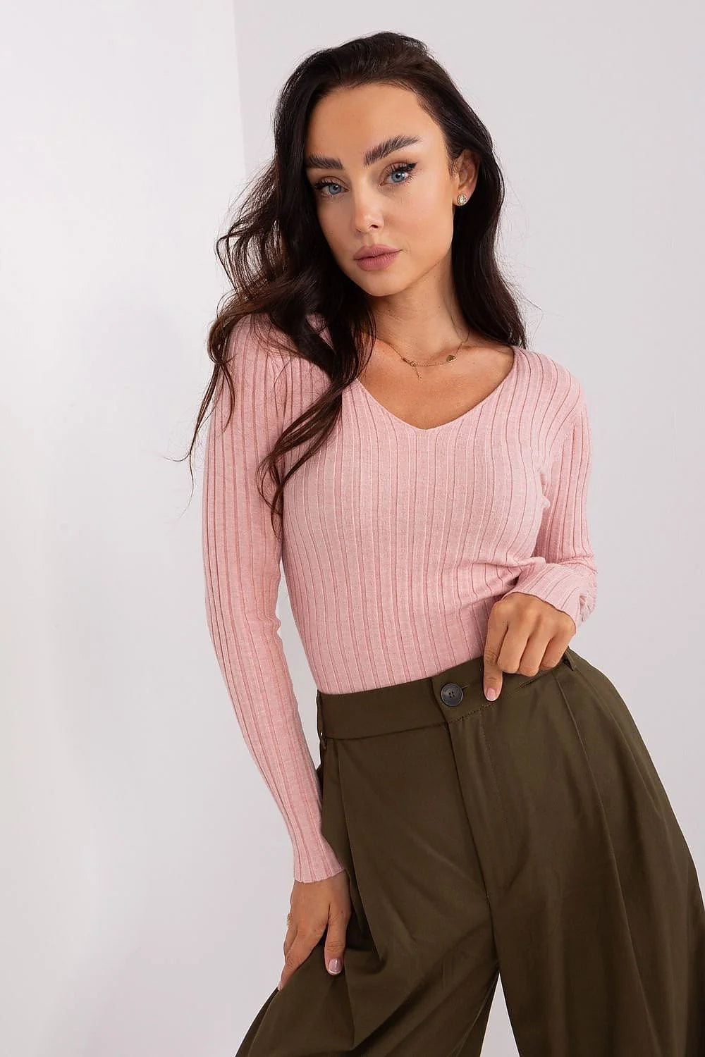 Haut manches longues côtelée rose pâle et pantalon large kaki femme, look épuré moderne