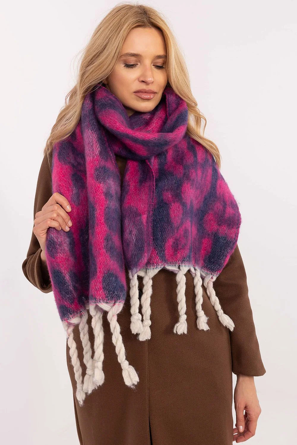 Écharpe féminine style audacieux motif leopard抽象, couleurs vives rose et bleu marine, franges torsadées, matière douce, idéale pour les saisons froides, accessoire mode hiver