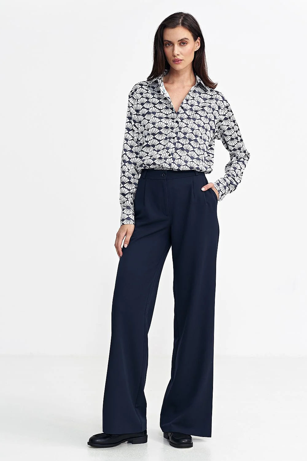 Pantalon femme coupe large bleu marine polyester elasthanne plis frontaux poches latérales fermeture bouton et zip