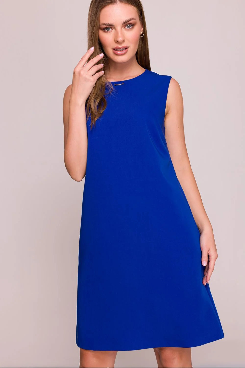 Robe de jour élégante sans manches bleu vif tissu lisse élastique coupe droite trapèze femmes occasion bureau