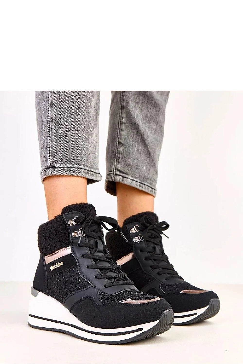 bottes neige femme sportives cuir suédé écologique doublure fourrure synthétique laçage crochets métallisés talon 6cm compensé semelle crantée plateforme blanche