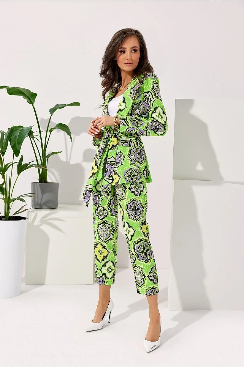 Costume femme à deux pièces veste pantalon floral vibrant tailleur élégant coupe structurée épaules larges ceinture ajustable polyester high-waisted slim-fit eventos formales