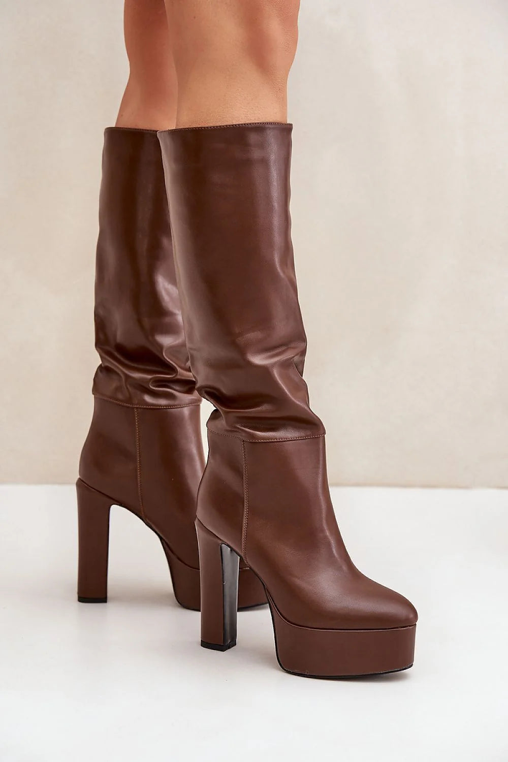 Bottes à talons épaisses pour femme, design élégant, cuir synthétique, fourrure intérieure, plateau stabilisateur, talon 13.5 cm, hiver automne, mode tendance, style audacieux, confortable, silhouette ajustée, look moderne, vêtements féminins