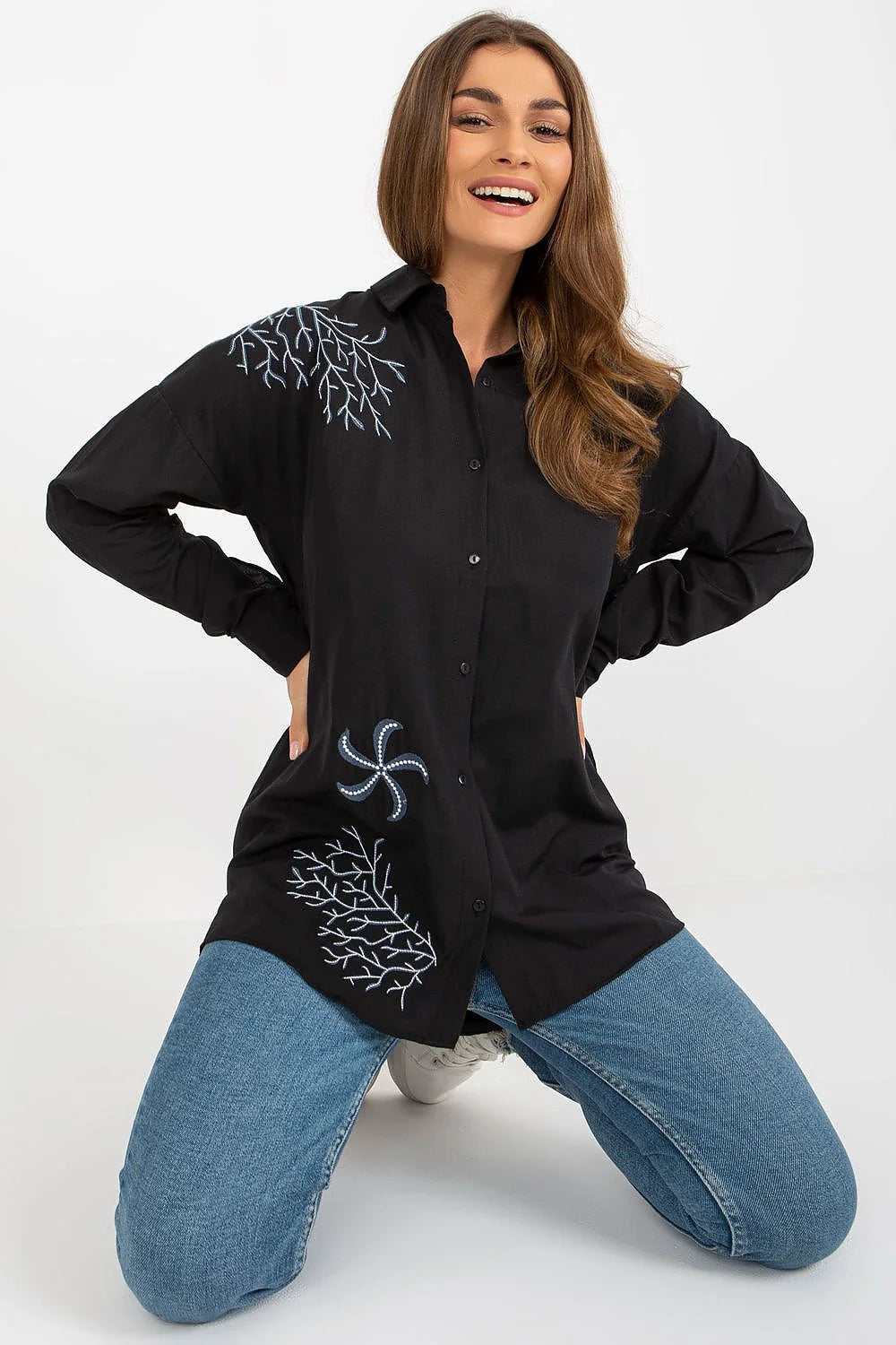Chemise à manches longues pour femme, style casual élégant, broderie bleue sur tissu noir, coupe ample, 100% coton, Tailles S, M, L