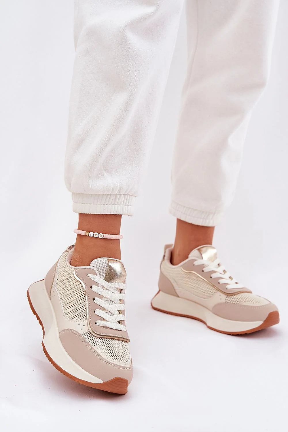 Chaussures de sport féminines modernes en suédine écologique et mesh, style casual chic, confort optimal, design athlétique, coupe basse, semelle amortie, adhérence, respirabilité, tenues quotidiennes, mode tendance