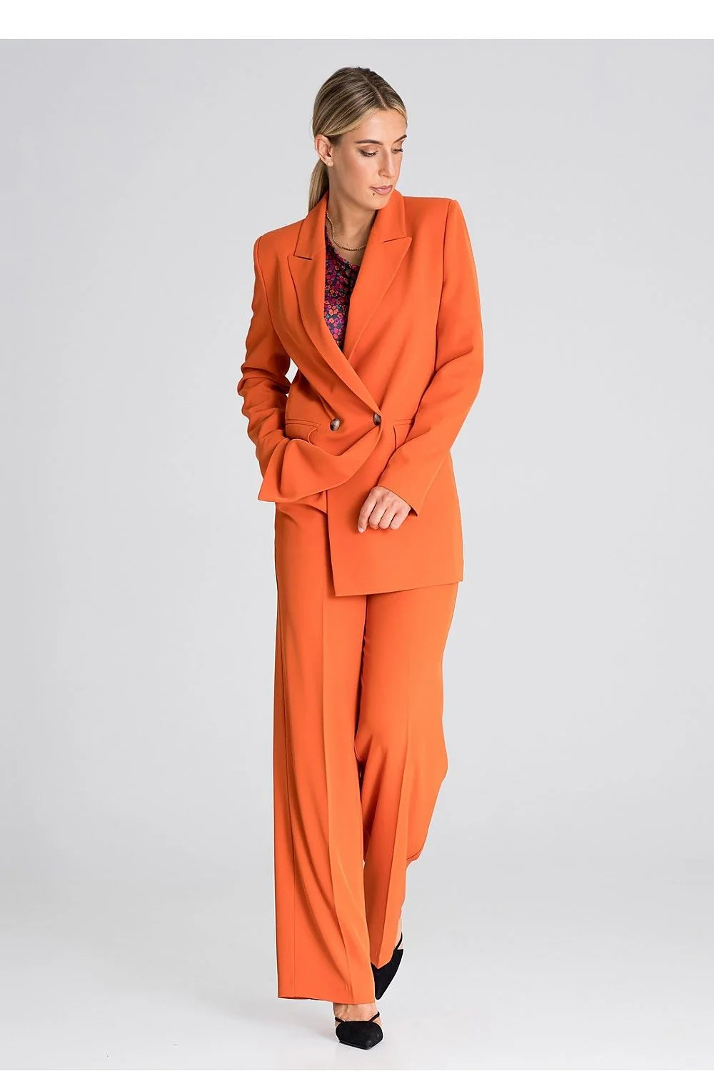 Pantalon long Figl couleur orange vif coupe large taille haute matériau polyester escarpins noirs chemisier manches longues design moderne femme élégance professionnelle