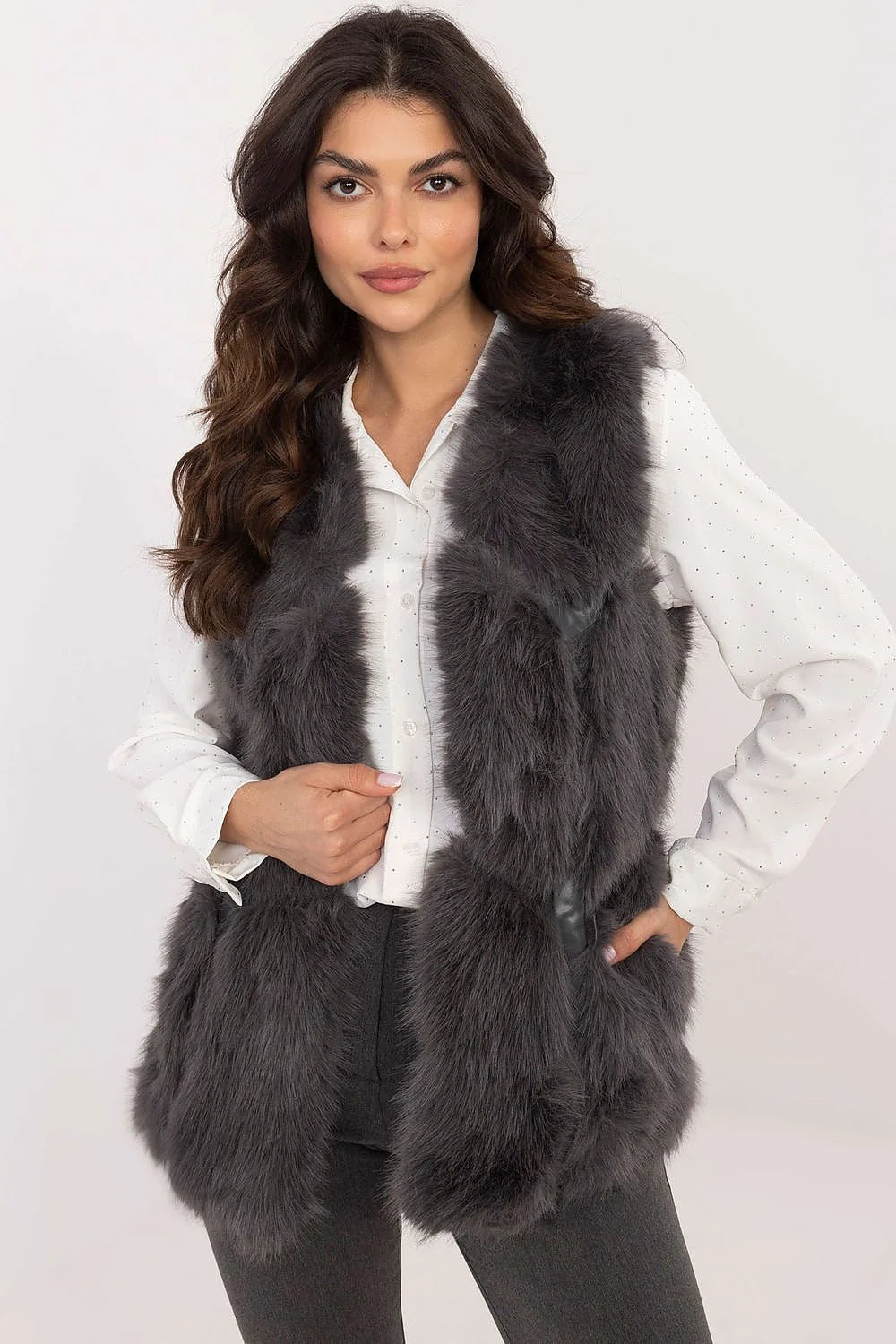 gilet sans manches fausse fourrure synthétique anthracite poils longs coupe droite mi hanche ouverture frontale poches latérales discrètes