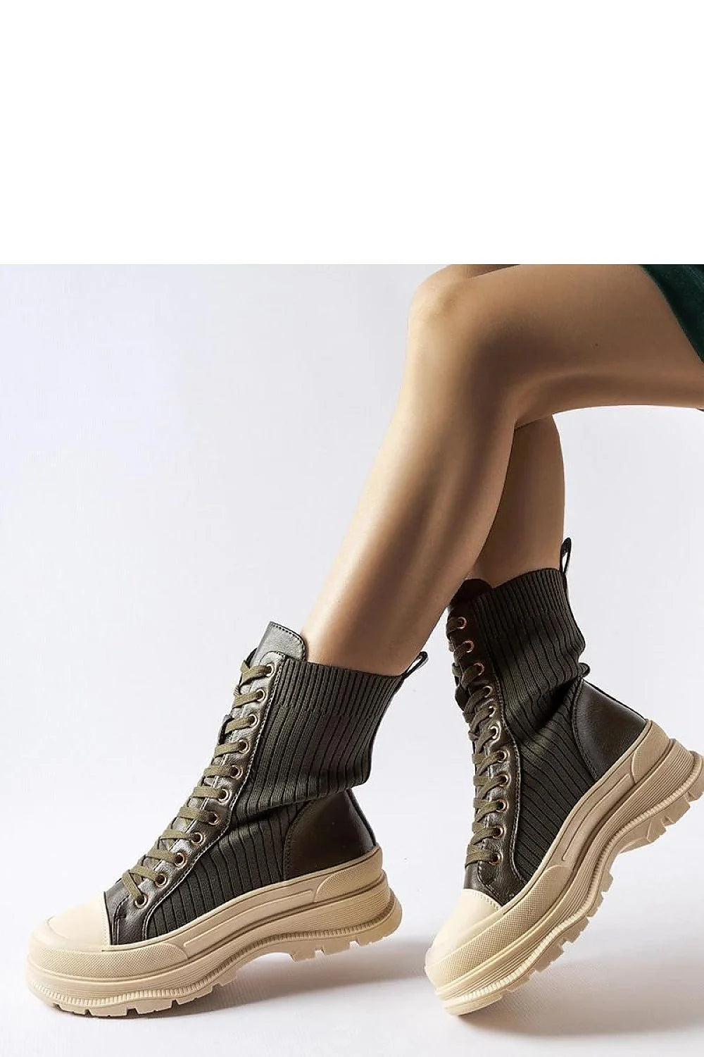 bottes Solea femme vert olive militaire streetwear montantes côtelées similicuir plateforme semelle crantée beige col rembourré oeillets métalliques lacets confortables