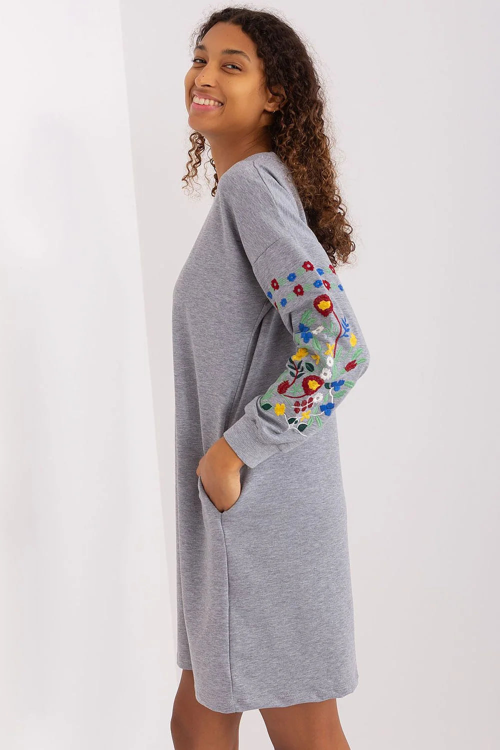 robe Rue Paris manches longues broderie multicolore col rond poignets côtelés coupe droite ample poches zippées coton élasthanne