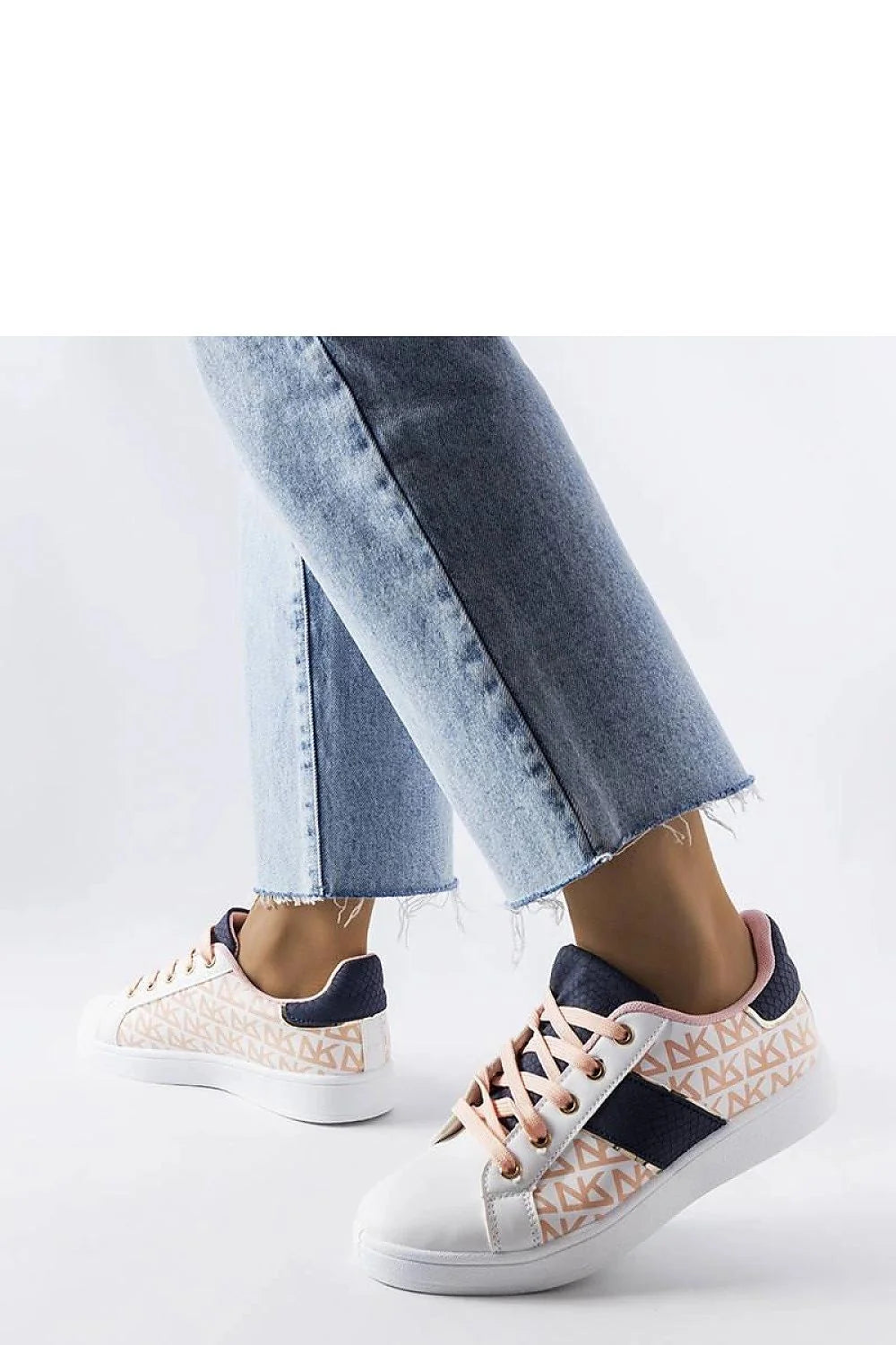 baskets Solea femme tige basse lacées blanches monogramme rose poudré empiècements bleu marine lacets assortis œillets métalliques semelle blanche épaisse