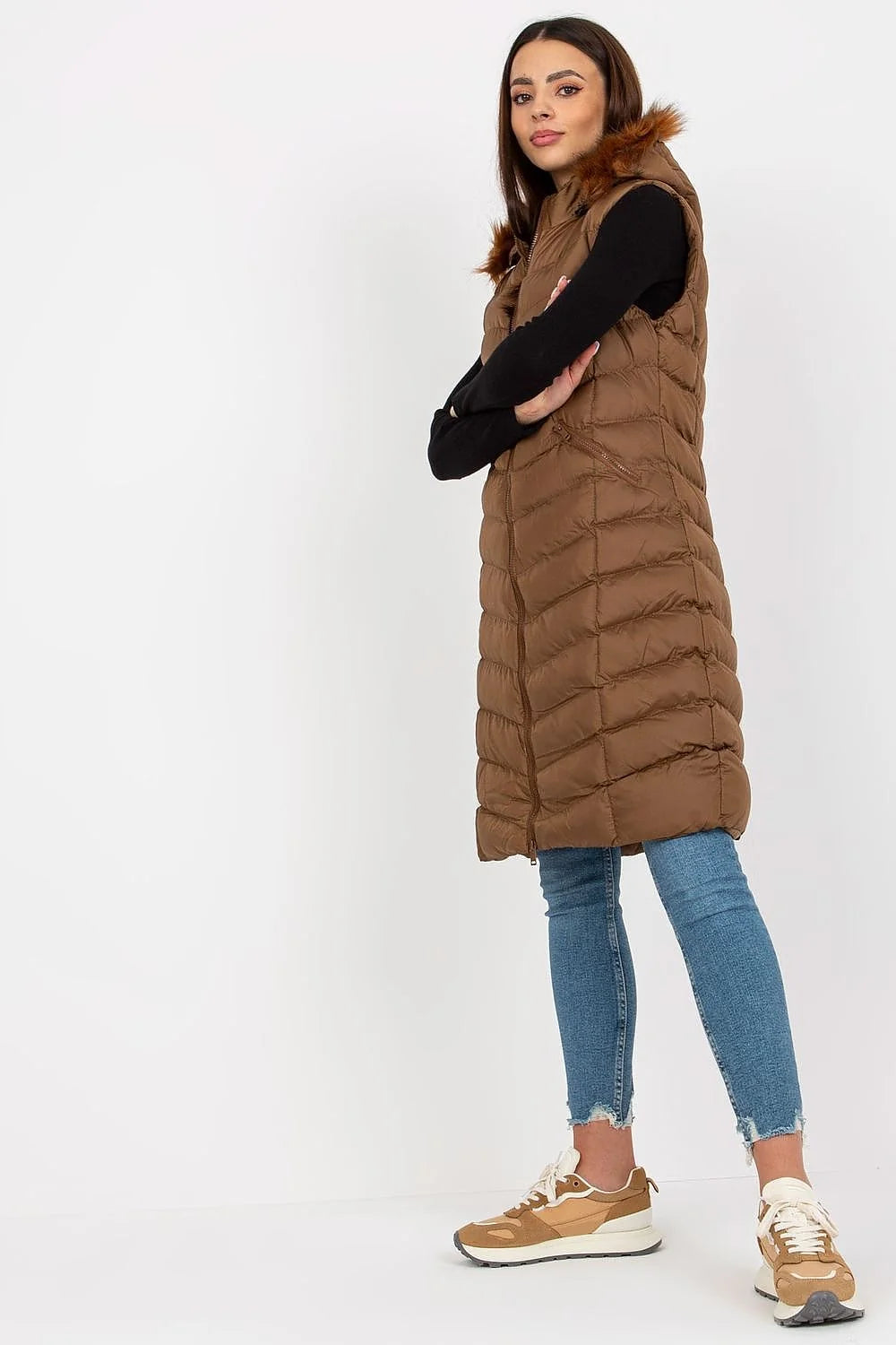 Doudoune femme longue sans manches matelassée style urbain marron taupe capuche fausse fourrure fermeture éclair poches zippées