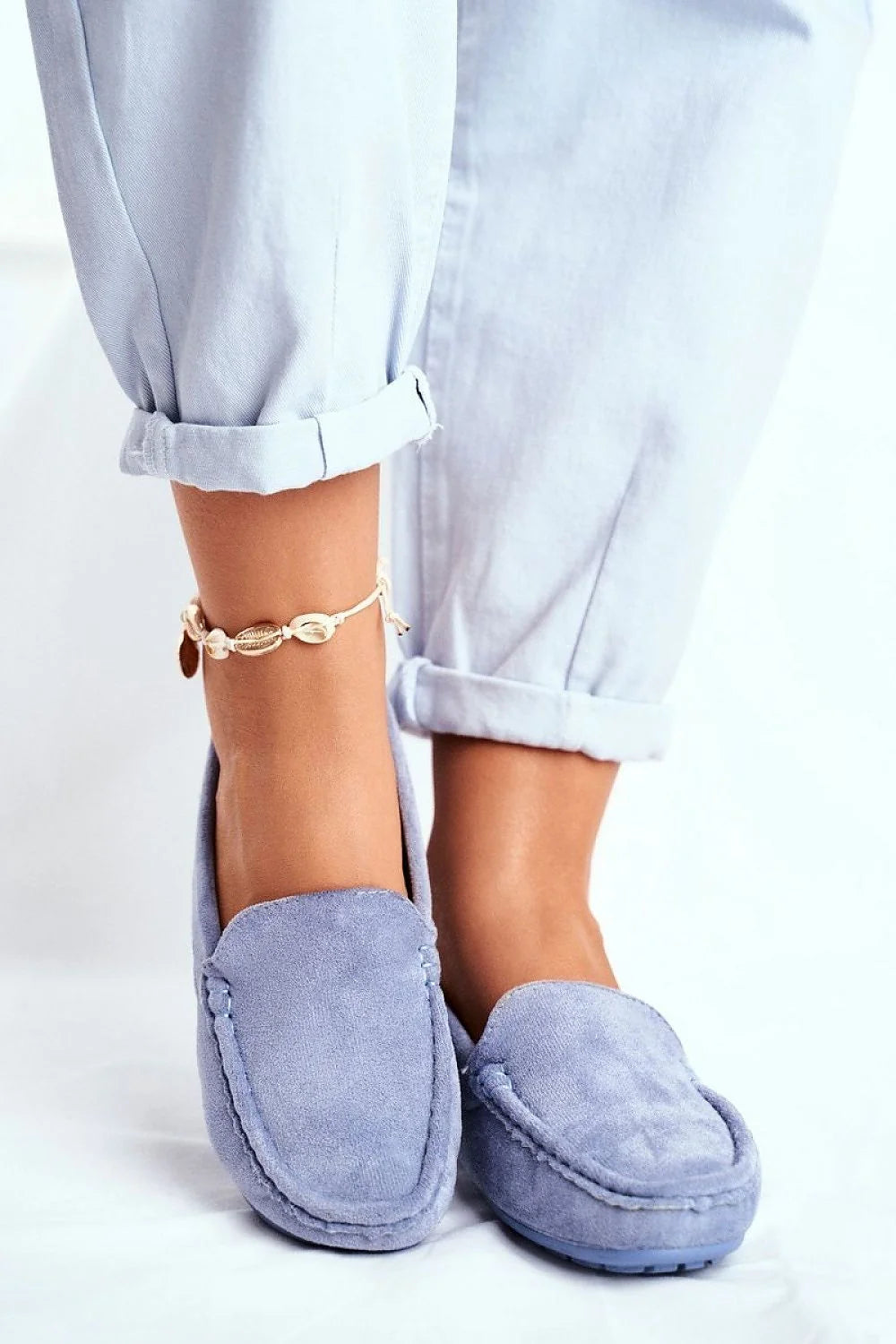 mocassins femme daim bleu gris veloutés élégants intemporels confortables slipon bout arrondi surpiqûres semelle caoutchouc bijoux cheville dorés